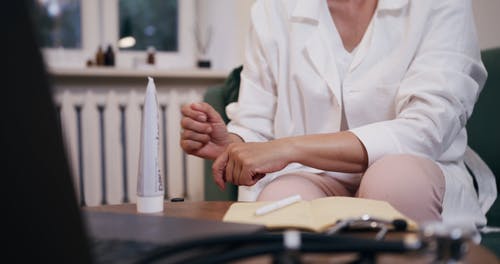 有关乳液, 在线咨询, 室内的免费素材视频