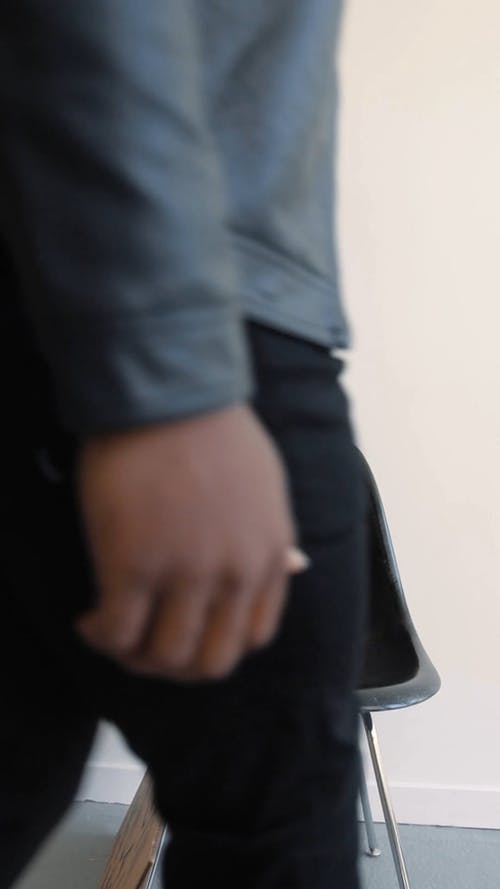 有关人, 双手举起, 坐的免费素材视频