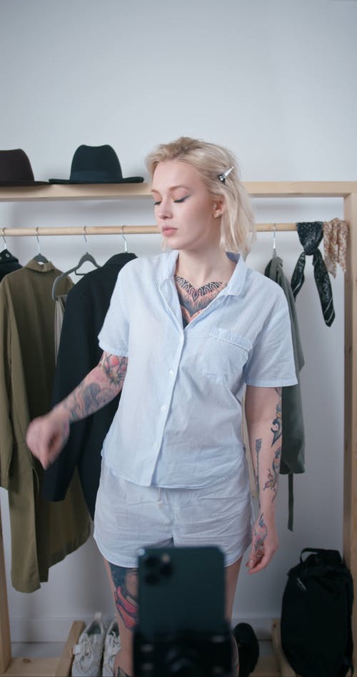 有关垂直视频, 女人, 室内的免费素材视频