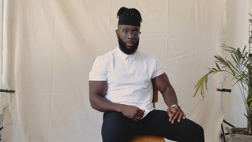 有关人, 修理, 坐的免费素材视频