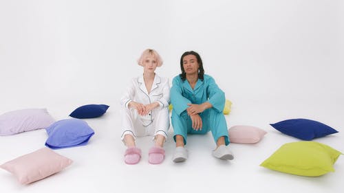 有关Throw Pillows, 倚, 地板的免费素材视频