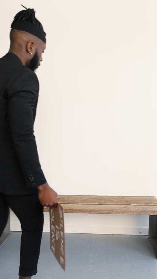 有关坐, 垂直视频, 握住的免费素材视频