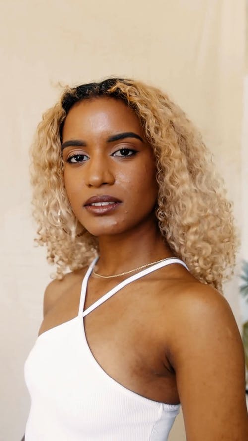 有关修剪指甲, 垂直视频, 多风的免费素材视频