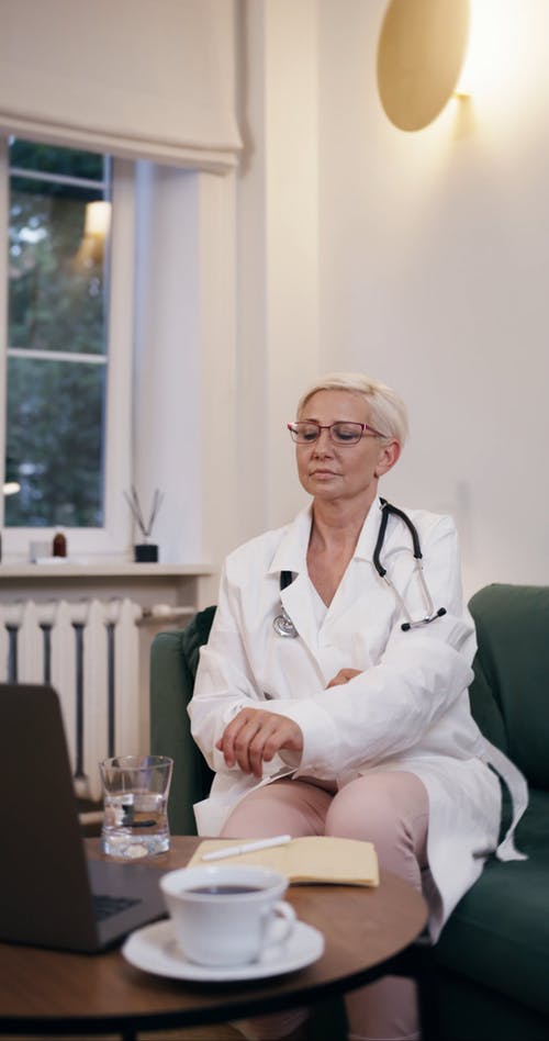 有关在线咨询, 垂直视频, 女人的免费素材视频