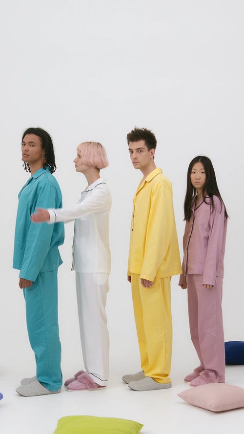 有关Throw Pillows, 垂直视频, 女性的免费素材视频