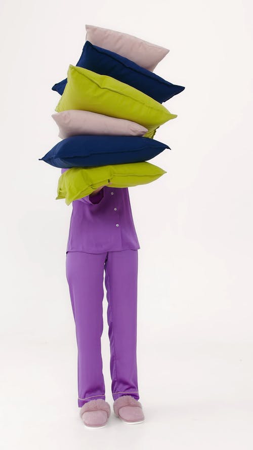 有关Throw Pillows, 下降, 垂直视频的免费素材视频