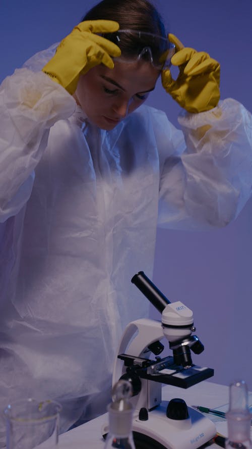 有关个人保护设备, 化学家, 垂直视频的免费素材视频