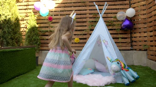 有关在地上, 女孩, 帐篷的免费素材视频