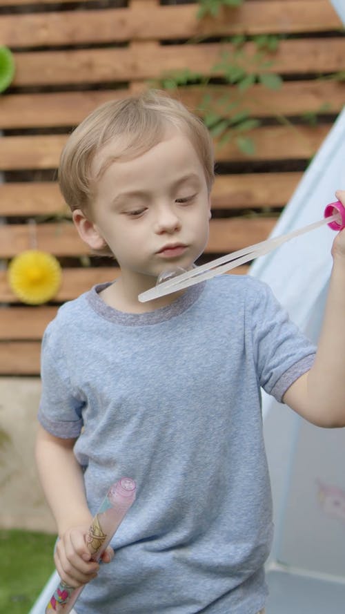 有关儿童, 可爱, 吹的免费素材视频