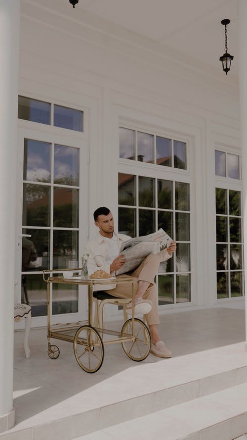 有关人, 双腿交叉, 坐的免费素材视频