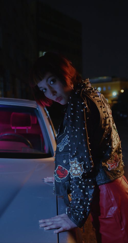 有关在晚上, 垂直视频, 女人的免费素材视频