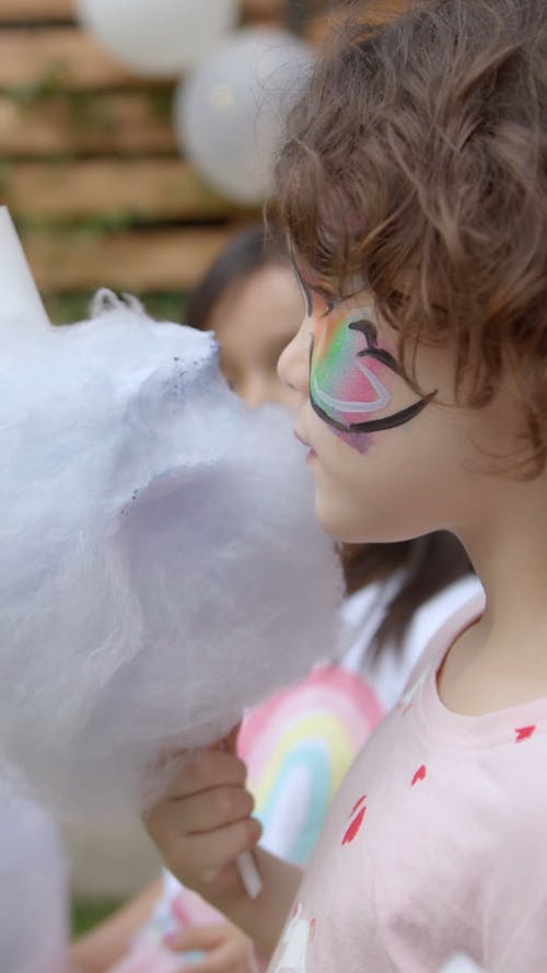 有关吃, 垂直视频, 小女孩的免费素材视频