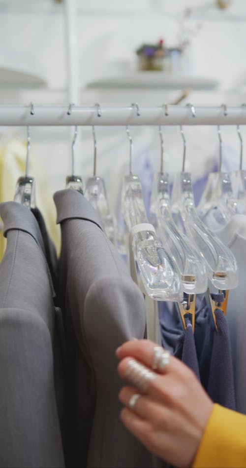 有关垂直视频, 室内, 握住的免费素材视频