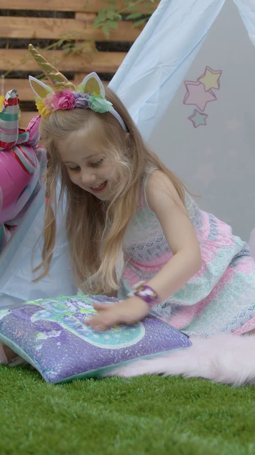 有关Throw Pillows, 坐, 垂直视频的免费素材视频