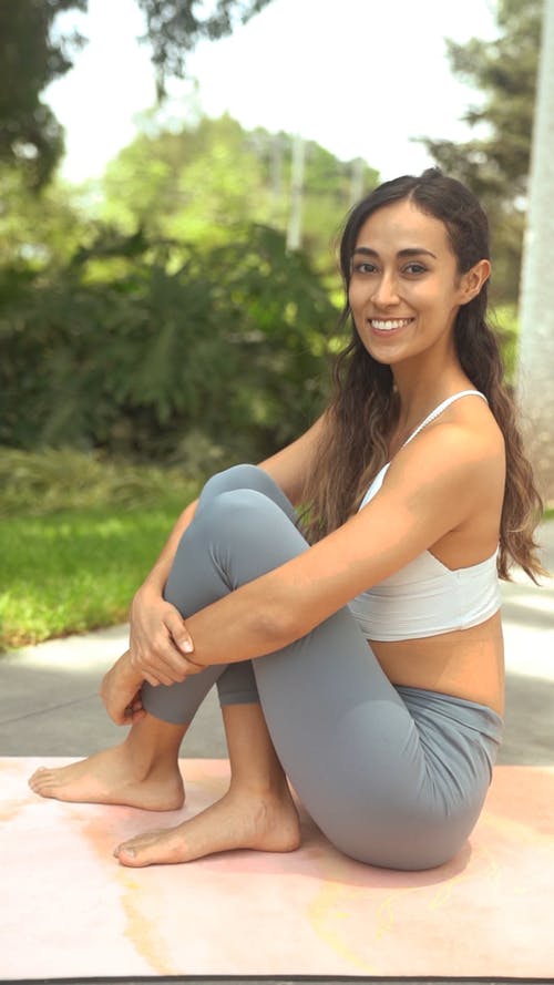 有关主动穿着, 坐, 垂直视频的免费素材视频