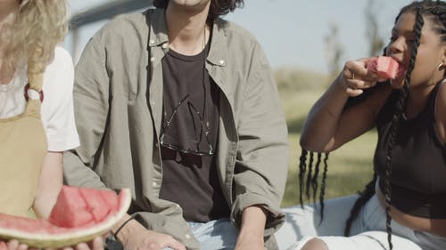 有关吃, 户外, 朋友的免费素材视频