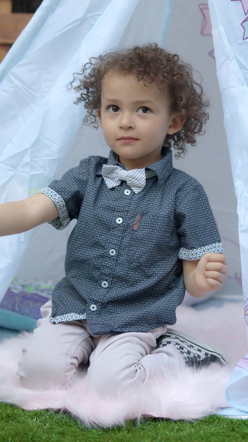 有关儿童, 在地上, 垂直视频的免费素材视频