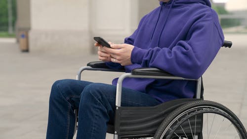 有关智慧手机, 残疾人车, 用手机的免费素材视频
