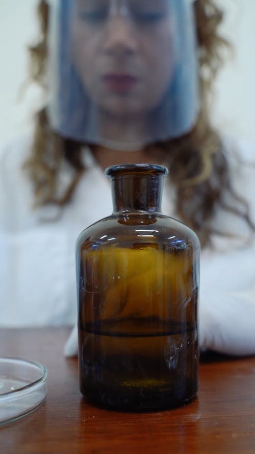 有关化学, 垂直视频, 女人的免费素材视频