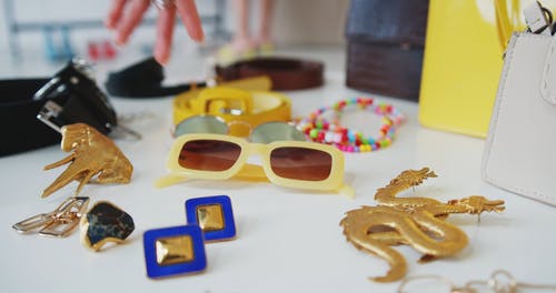 有关休闲服装, 墨镜, 室内的免费素材视频