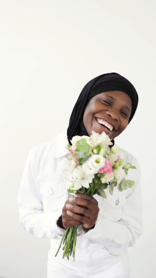 有关垂直视频, 室内, 微笑的免费素材视频