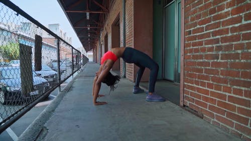 有关posinh, 乌尔达瓦（hurdhva dhanurasana）, 伸展的免费素材视频