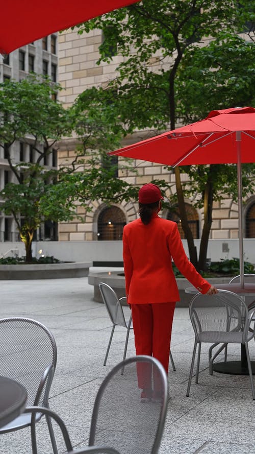 有关坐, 垂直视频, 帽子的免费素材视频