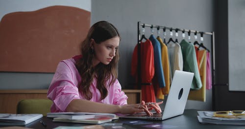 有关咖啡色头发的女人, 商业, 图片的免费素材视频