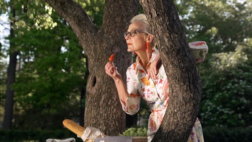 有关倚, 公园, 吃的免费素材视频