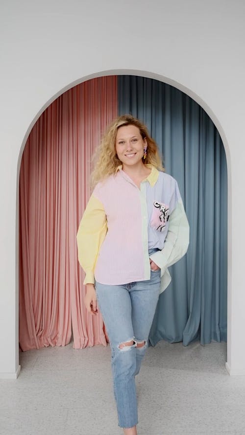 有关垂直视频, 女人, 微笑的免费素材视频