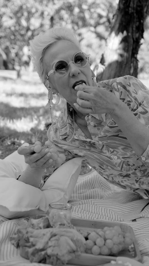 有关吃, 垂直视频, 墨镜的免费素材视频