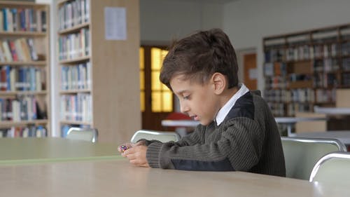 有关儿童, 图书馆, 坐的免费素材视频