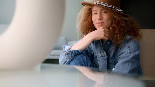 有关女人, 微笑, 卷发的免费素材视频