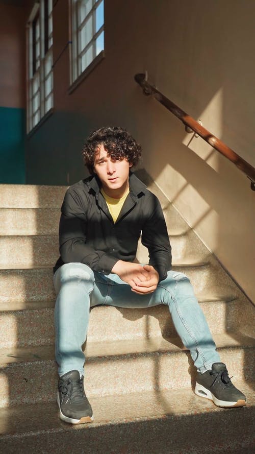 有关人, 坐, 垂直视频的免费素材视频