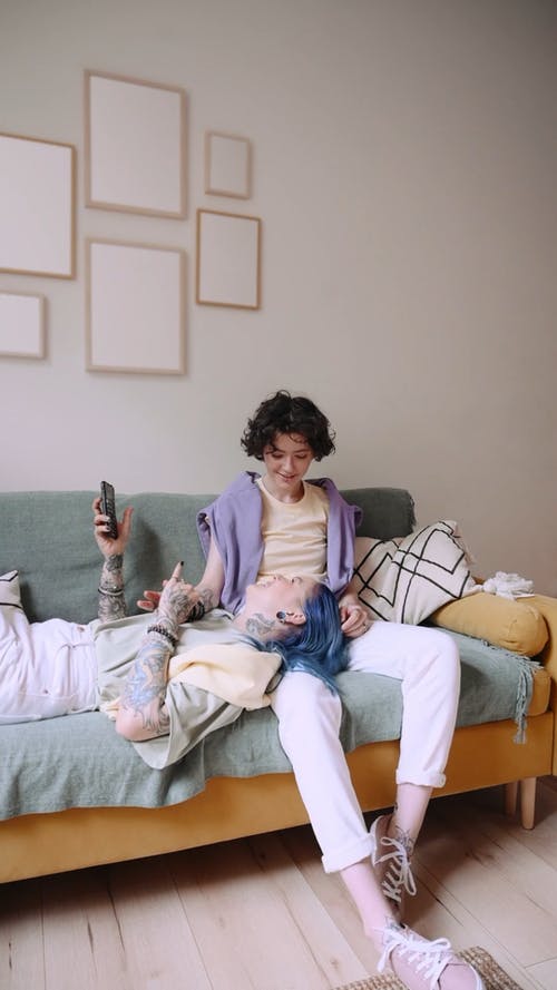 有关LGBTQ, 一对, 坐的免费素材视频