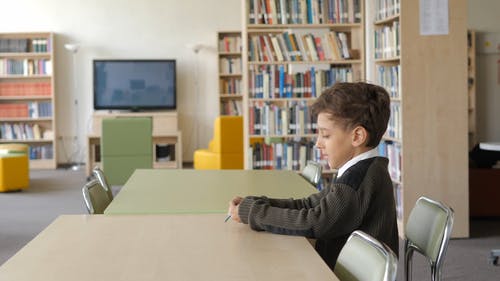 有关儿童, 图书馆, 坐的免费素材视频