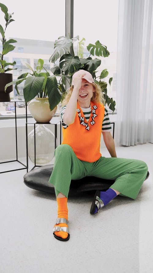 有关人, 坐, 垂直视频的免费素材视频