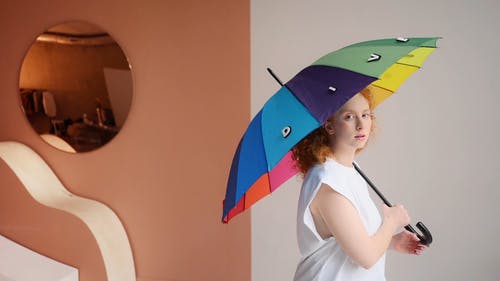 有关两种颜色背景, 人的差异, 多样化的免费素材视频