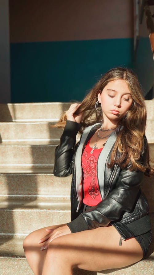 有关中学, 人, 修理头发的免费素材视频