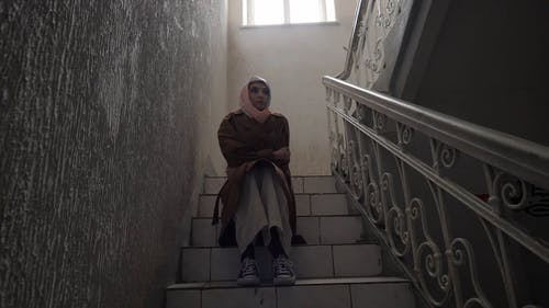 有关低角度拍摄, 伤心, 坐的免费素材视频