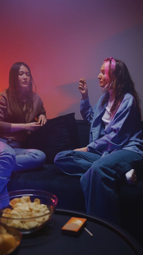 有关坐, 垂直视频, 女性的免费素材视频