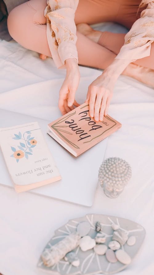 有关印度人坐, 在地上, 坐的免费素材视频