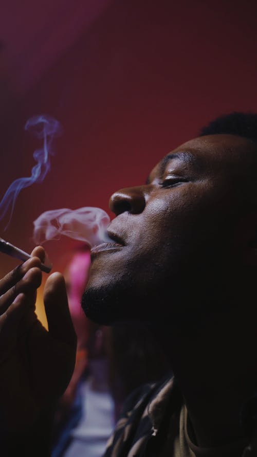 有关微笑, 抽烟, 放松的免费素材视频