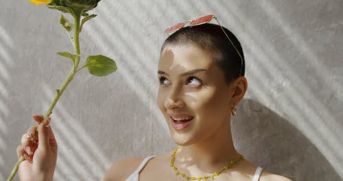 有关出现, 向日葵, 女人的免费素材视频