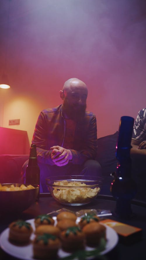 有关人, 啤酒瓶, 垂直视频的免费素材视频