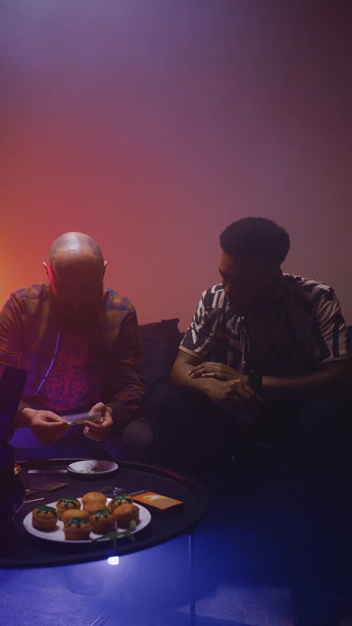 有关人, 垂直视频, 室内的免费素材视频