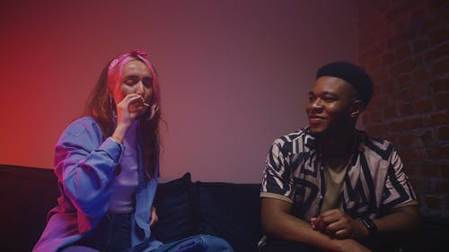 有关一起, 坐, 室内的免费素材视频