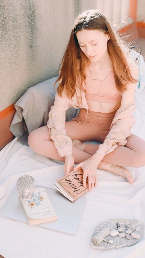 有关垂直视频, 女人, 屋顶的免费素材视频