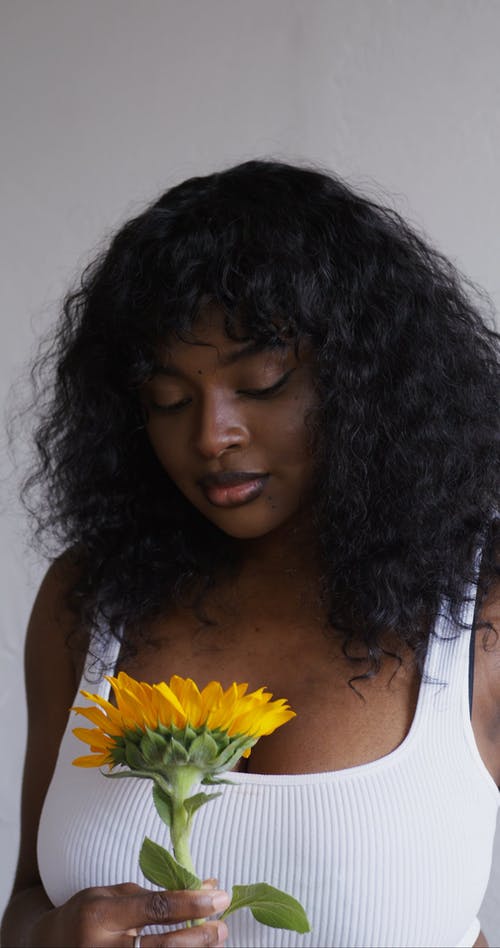 有关向日葵, 垂直视频, 女人的免费素材视频