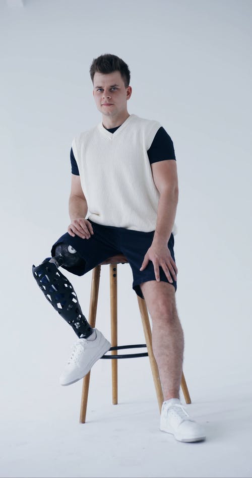 有关假体, 假腿, 坐的免费素材视频